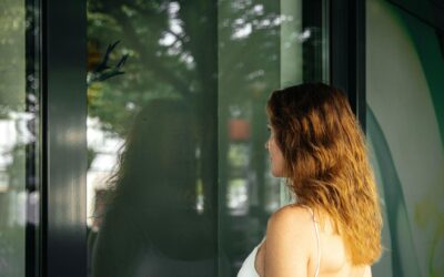 Show don’t tell: waarom je lezer niet ziet wat jij ziet (en hoe je dat oplost)